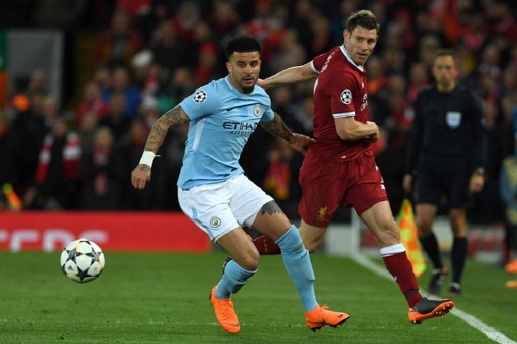 Kyle Walker dan James Milner berebut bola pada pertandingan antara Liverpool dan Manchester City