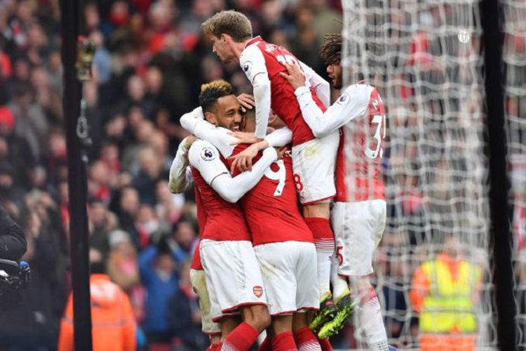 Para pemain Arsenal merayakan gol Pierre-Emerick Aubameyang ke gawang Stoke City