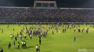 Penonton merangsek masuk stadion