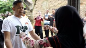 Andre Kuik tak kuasa menahan haru bertemu ibu kandung_BBCINDONESIA