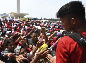 Antre sembako-gratis-saat-acara-Untukmu-Indonesia-di-kawasan-Monas-Jakarta