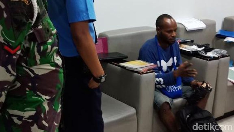Frantinus Nirigi saat diamankan di Bandara Supadio karena candaan bom