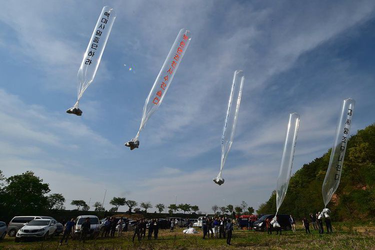 Kelompok aktivis dan pembelot Korea Utara menerbangkan balon udara yang membawa selebaran anti-Pyongyang di kota Paju pada 2016 lalu.