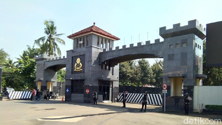 Polisi-berjaga-di-depan-Mako-Brimob-Depok