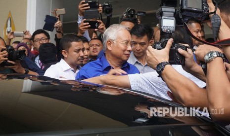 ketua-barisan-nasional-bn-dato-seri-najib-razak-dikerubuti-_180510152709-755