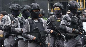 032937600_1527225753-20180525-Polisi-Bersenjata-Jaga-Sidang-Kasus-Teror-Bom-Thamrin-ANTONIUS-4