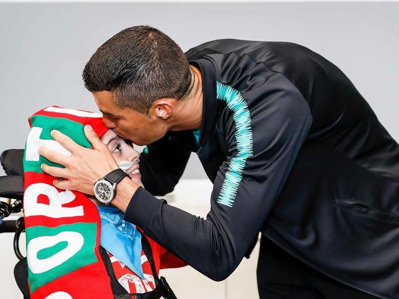 Cristiano Ronaldo saat mengunjungi dua bocah di Lisbon.
