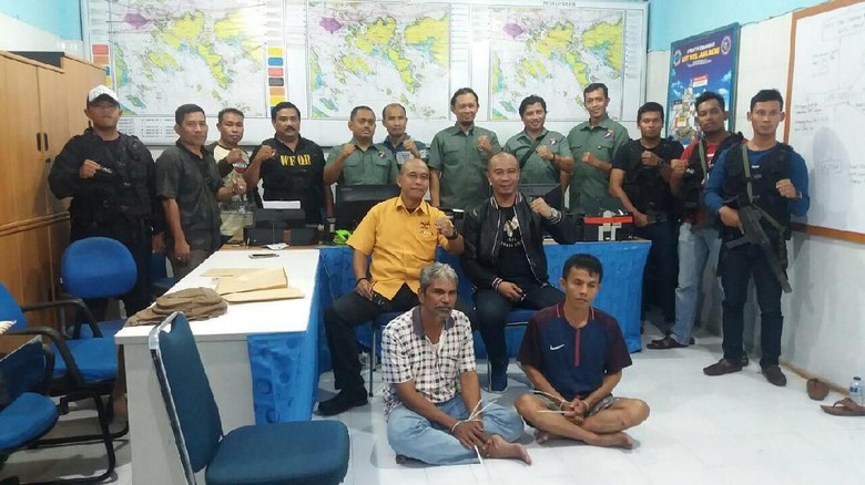 Dua dari 3 perompak yang ditangkap tim gabungan dari Komando Armada I