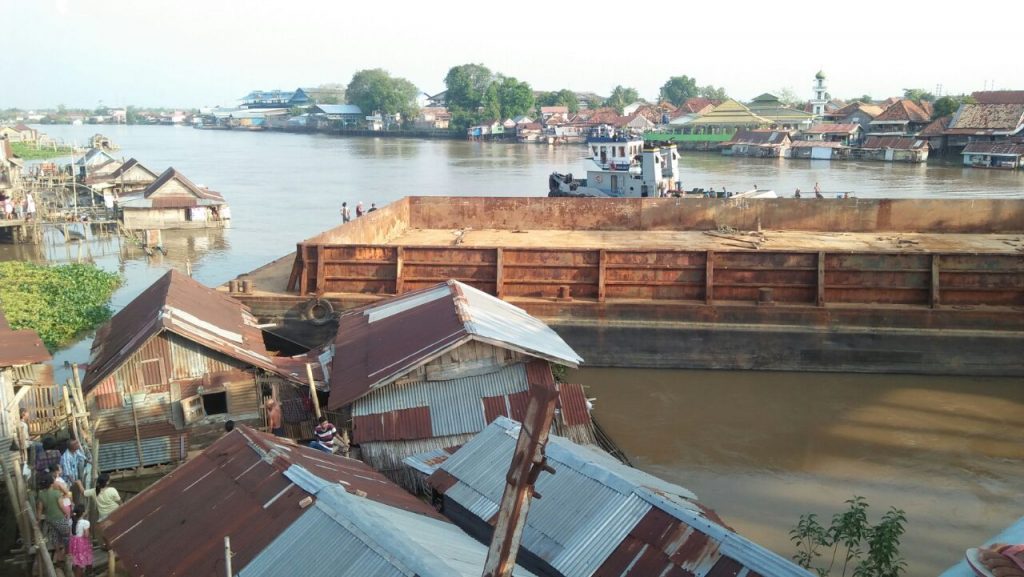 Evakuasi kapal tongkang yang menabrak Jembatan Ogan Kertapati