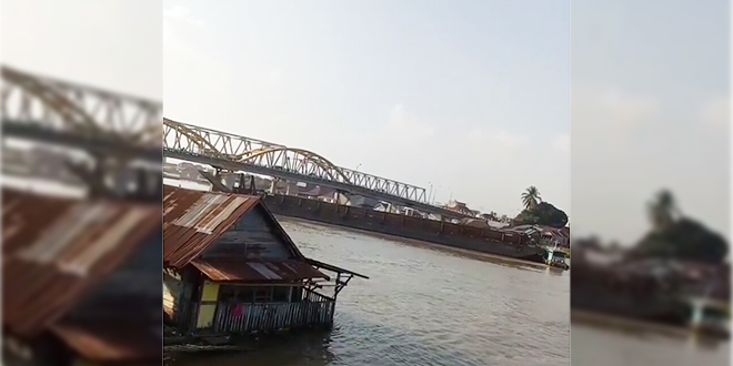 Kapal tongkang yang menabrak Jembatan Ogan Kertapati