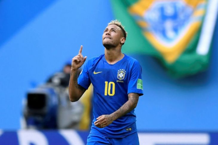 Pemain depan Brasil Neymar merayakan golnya pada pertandingan tim Piala Dunia E Piala Dunia 2018 Rusia antara Brasil dan Kosta Rika di Stadion Saint Petersburg di Saint Petersburg (antara)