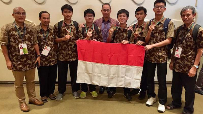 5b5d26af4bc40-dubes-ri-untuk-portugal-dan-tim-pelajar-pemenang-olimpiade-fisika_665_374