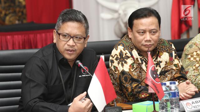 Sekjen PDIP Hasto Kristiyanto (kiri) bersama Ketua Bawaslu Abhan (kanan)