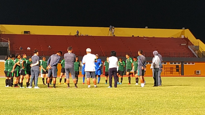 5b786600a3a59-timnas-sepakbola-wanita-indonesia-menjalani-latihan_665_374