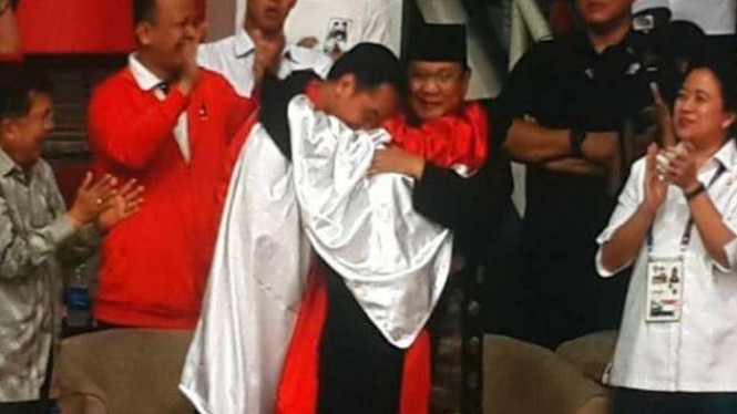 5b8671b4a608c-jokowi-dan-prabowo-dirangkul-pesilat-di-asian-games-2018_665_374