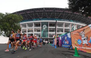 Sejumlah pelari melaju saat lomba nomor Maraton Putri Asian Games ke-18 Tahun 2018 di Stadion Utama Gelora Bung Karno Senayan, Jakarta, Minggu (26/8).