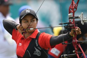 Pemanah Indonesia, Dellie Threesyadinda bertanding dalam babak perdelapan final nomor Compound Women Team Cabang Panahan Asian Games 2018 di Lapangan Panahan, Gelora Bung Karno, Jakarta, Minggu (26/8).