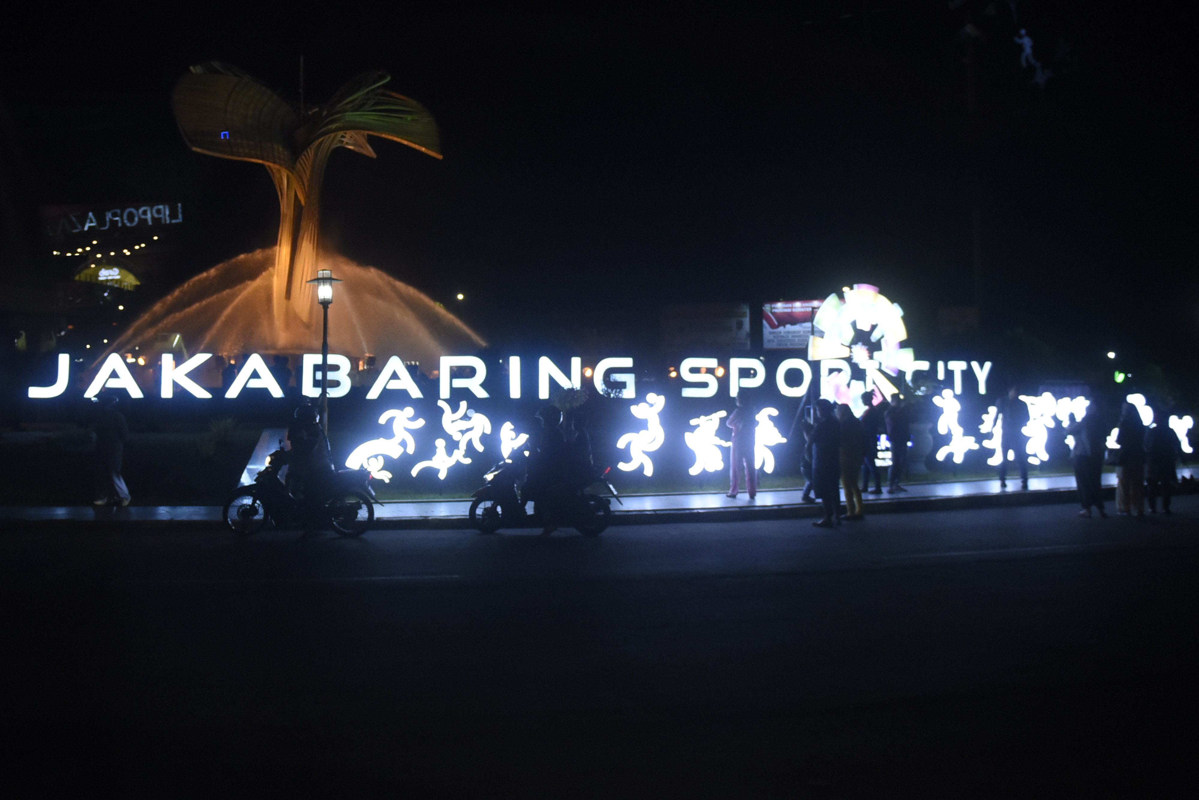 Pengunjung berada di Jakabaring Sport City Palembang, Sumatera Selatan, Senin (27/8). ANTARA FOTO/INASGOC/Septianda Perdana/18