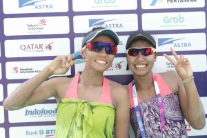 Pasangan pevoli pantai wanita Indonesia Desi Ratnasari (kiri) dan Purari Eka Yokebed berpose usai bertanding melawan pasangan tim pevoli Timor Leste pada pertandingan babak penyisihan pool C voli pantai Asian Games 2018 di arena voli pantai, Jakabaring S