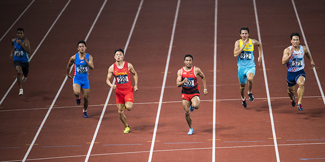 Sejumlah atlet berlari memacu langkahnya ke garis finish saat tampil pada kualifikasi nomor lari 100 m putra grup C Asian Games 2018 di Stadion Gelora Bung Karno, Senayan, Jakarta, Sabtu (25/8)
