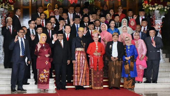 Jokowi-memakai-pakaian-adatCTwI2
