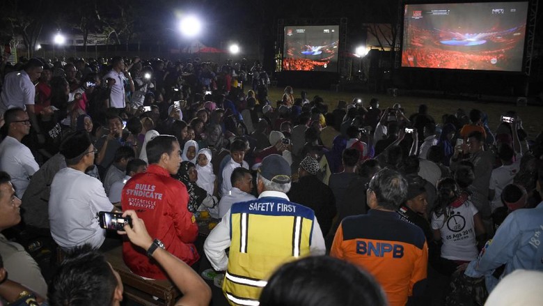 Suasana saat Presiden Jokowi menonton penutupan Asian Games di Kecamatan Gunung Sari, Lombok, NTB