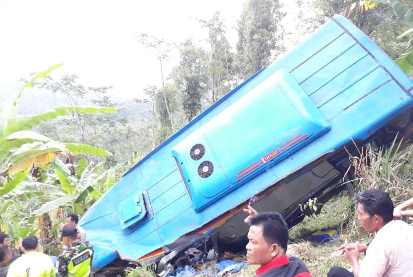 sebuah-bus-wisata-yang-membawa-rombongan-dealer-kendaraan-di-_180908162423-663