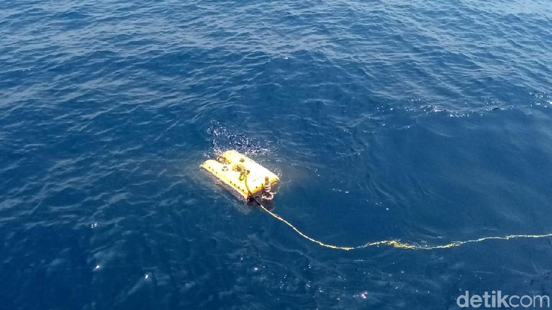 KR Baruna Jaya I milik BPPT menerjunkan ROV ke laut