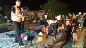 Petugas evakuasi penumpang kereta di Taiwan