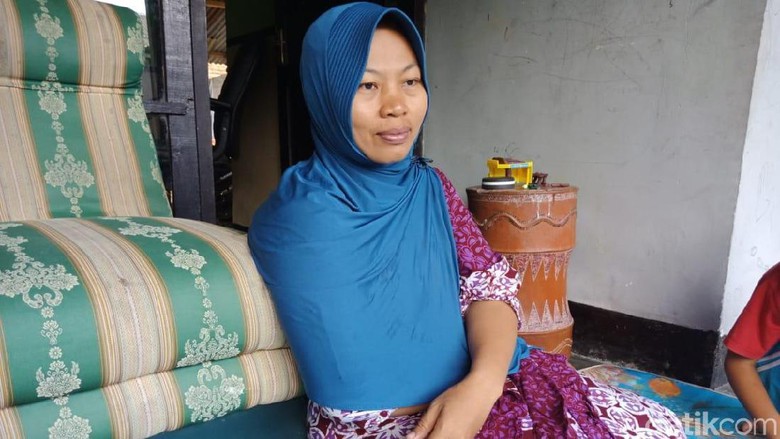 Baiq Nuril di kediamannya