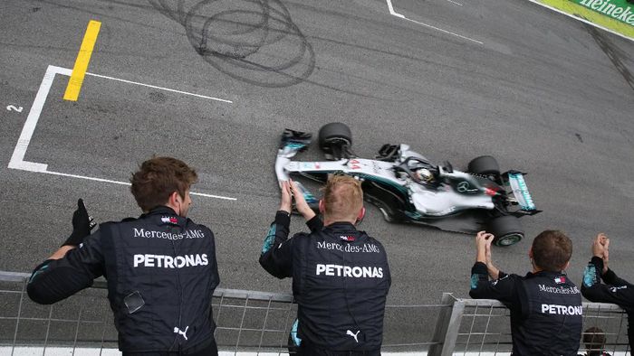 Pebalap Mercedes, Lewis Hamilton.