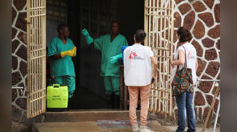 Petugas medis yang menangani wabah ebola di Kongo