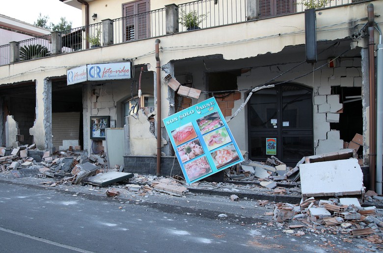 Bangunan yang rusak akibat gempa di Sisilia Italia