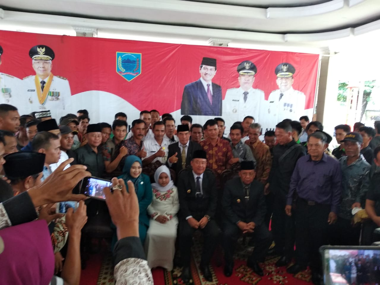 cik ujang dan h haryanto di tengah pendukungnya