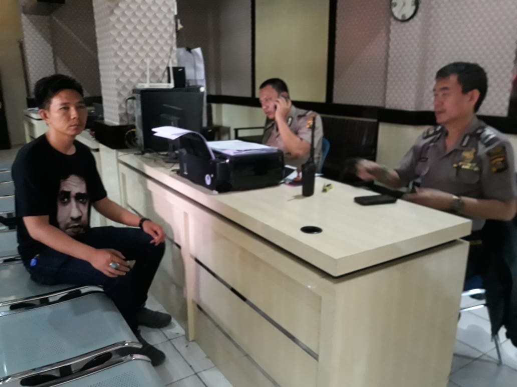 rahmat saat melaporkan ke Polres Lahat