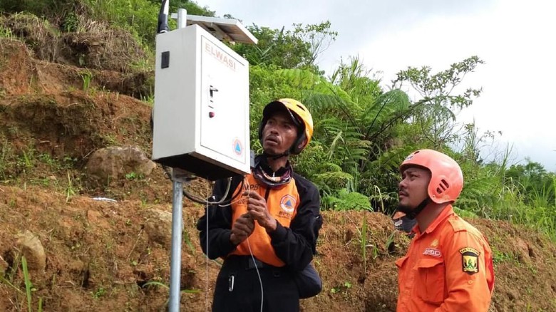Alat peringatan dini tanah longsor dipasang di Sukabumi