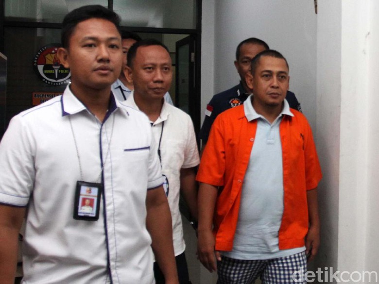 Bagus Bawana Putra tersangka pembuat hoax surat suara tercoblos (berbaju tahanan)