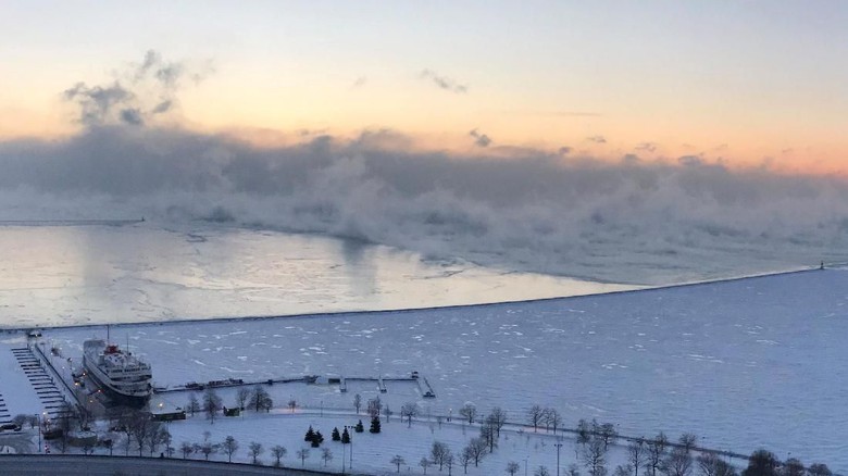 Danau Michigan membeku di tengah cuaca dingin ekstrem yang menyelimuti AS