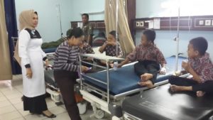 Siswa yang keracunan dirawat