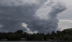 warga-mendayung-sampan-dengan-latar-belakang-erupsi-gunung-anak-_190101195332-295.jpg