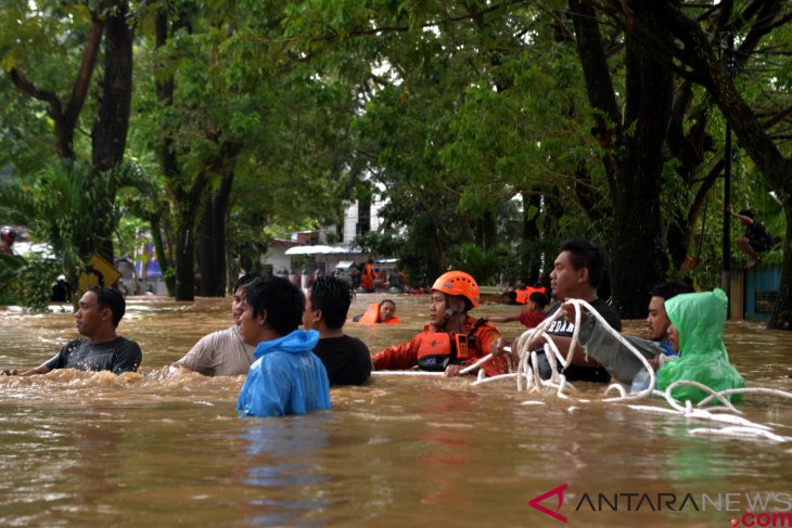 Evakuasi-Banjir-Manado-010219-adw-1.jpg