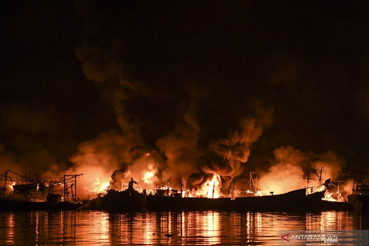 Kebakaran-Kapal-Muara-Baru-230219-hma-13.jpg