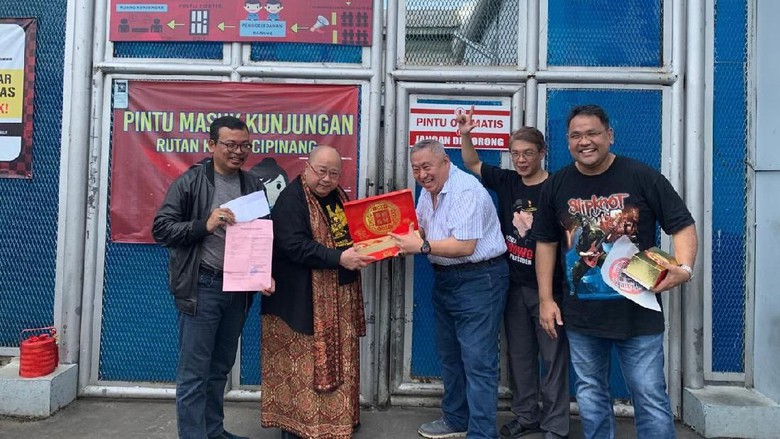Lieus Sungkharisma dan Jaya Suprana yang tidak bisa menjenguk Ahmad Dhani