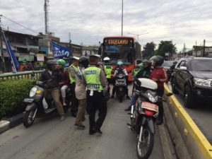 Petugas menilang sejumlah pemotor yang masuk ke jalur Busway