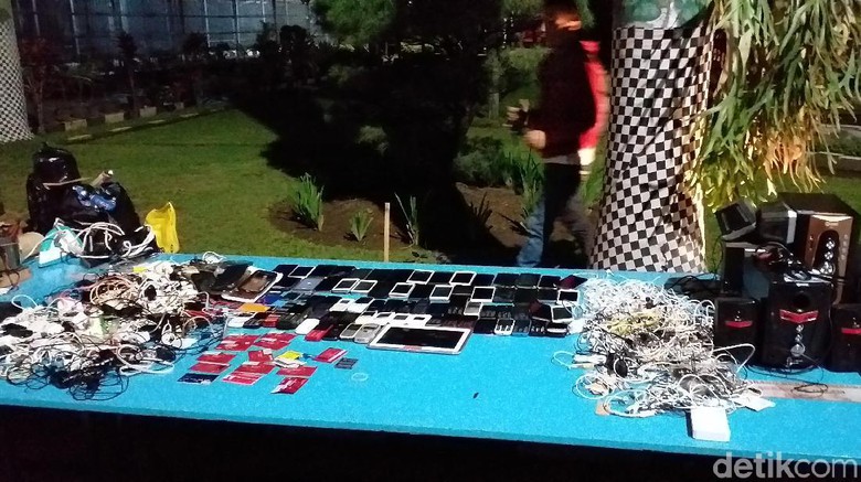 Puluhan ponsel yang berhasil ditemukan petugas di dalam sel napi dan tahanan
