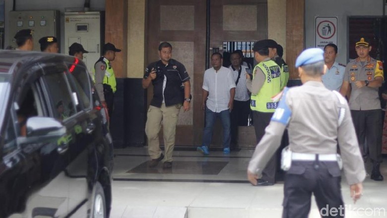 Satgas Anti Mafia Bola saat mengawal tersangka dugaan pengaturan skor di Surabaya.