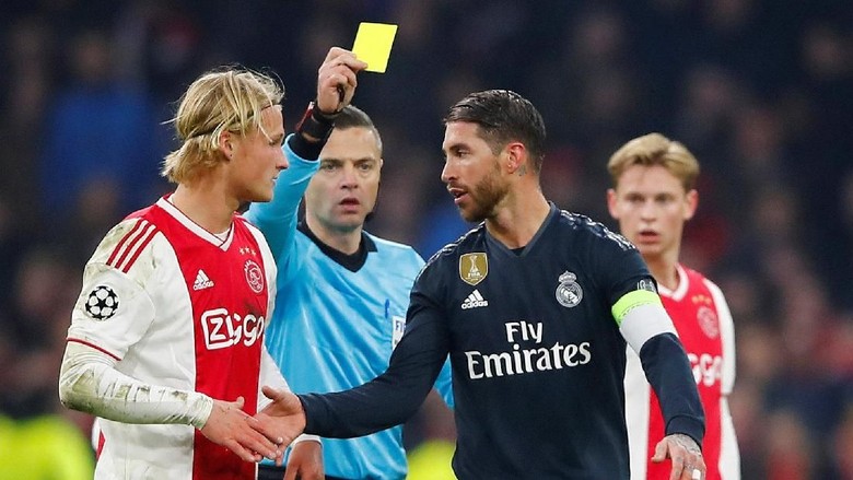 Sergio Ramos (kanan) didakwa UEFA atas tuduhan sengaja mendapatkan kartu kuning.
