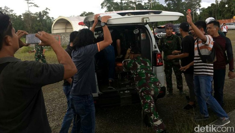 Jenazah anggota TNI dievakuasi