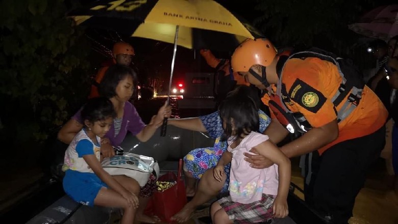 Evakuasi korban banjir di Kendari