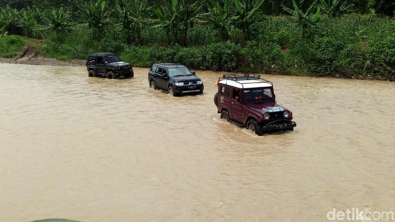 Komunitas off road ikut ramaikan pencoblosan